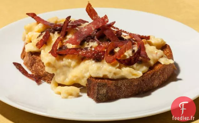 Bruschetta au Petit-déjeuner avec Fontina - Œufs brouillés et Salami