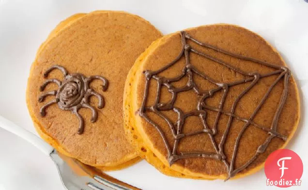 Crêpes à la citrouille avec des toiles d'araignée d'Halloween