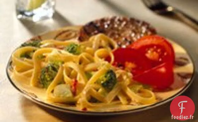 Fettuccine et Brocoli à la sauce Cheddar Piquante