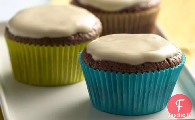 Cupcakes au Chocolat avec Glaçage au Caramel au Yaourt à la Vanille