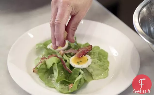 Laitue Au Beurre Avec Noix, Bacon, Fromage, Œuf Et Vinaigrette Au Xérès