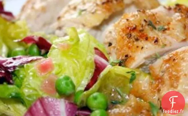 Poulet Rôti Avec Laitue Au Beurre Flétrie Et Petits Pois