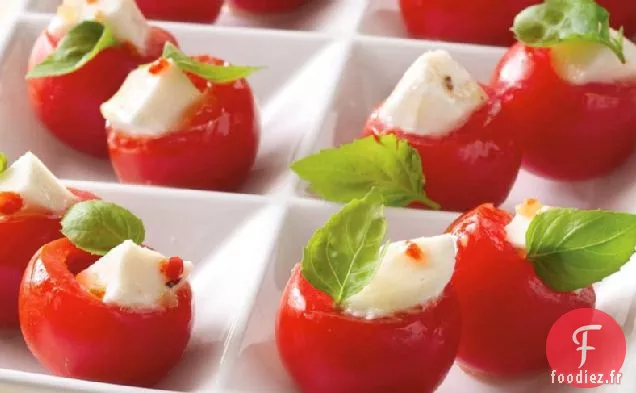 Mozzarella Fraîche dans des tasses de Tomates