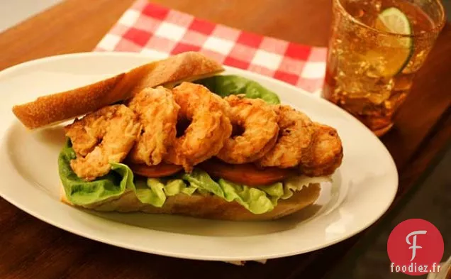 Sandwich Aux Crevettes Frites Avec Laitue Et Tomate