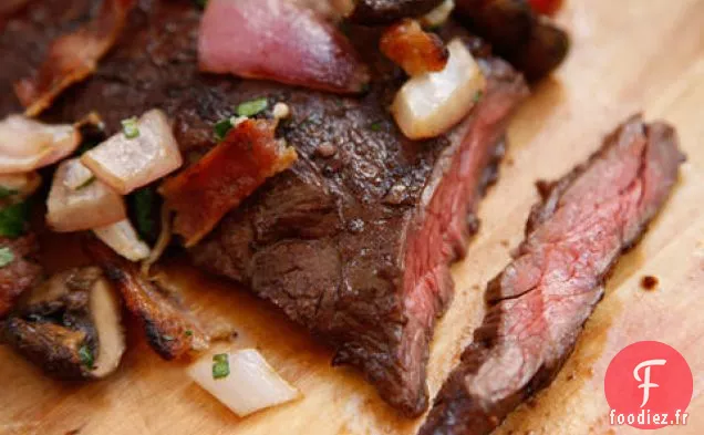 Steak de Jupe Grillé aux Champignons, Fromage Bleu et Bacon