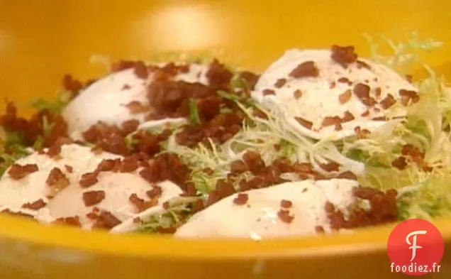 Légumes Verts Amers avec Œuf Poché et Morceaux de Prosciutto