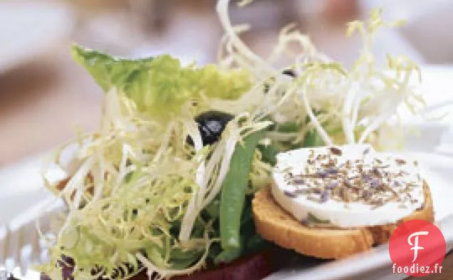 Légumes Verts Frais Avec Betteraves Rôties, Haricots Verts Et Fromage De Chèvre C