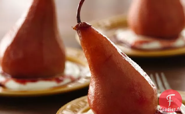 Poires Pochées à la Grenade avec Sauce au Yogourt