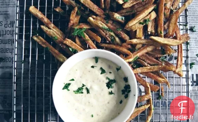 Frites À L'Ail Avec Mayonnaise À La Moutarde Et Au Raifort