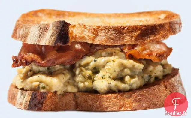 Sandwich Petit-déjeuner au Pesto - Œufs Brouillés et Pancetta Croustillante