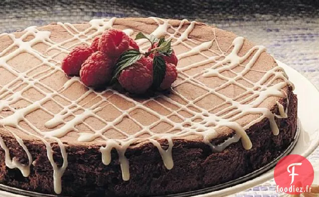Gâteau au Fromage au Chocolat Doux-Amer avec Sauce à la Truffe Blanche