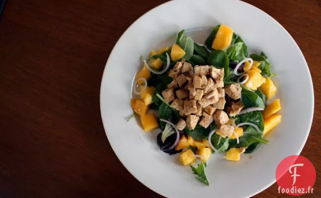 Salade De Poulet À La Moutarde Au Miel À La Mangue Et À L'Oignon Rouge