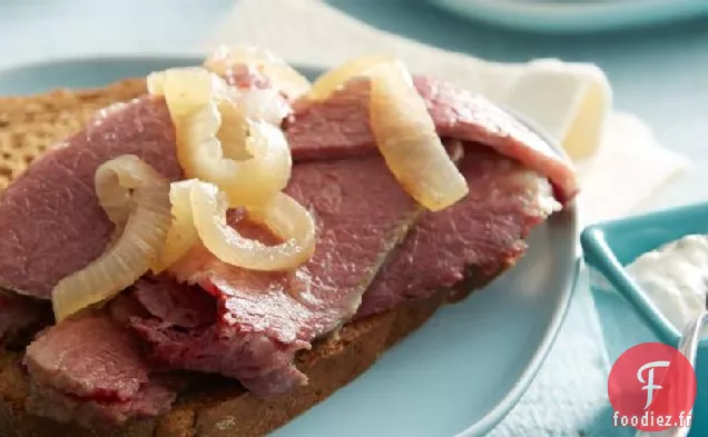 Poitrine de Bœuf Corned à la Mijoteuse avec Crème Sure au Raifort