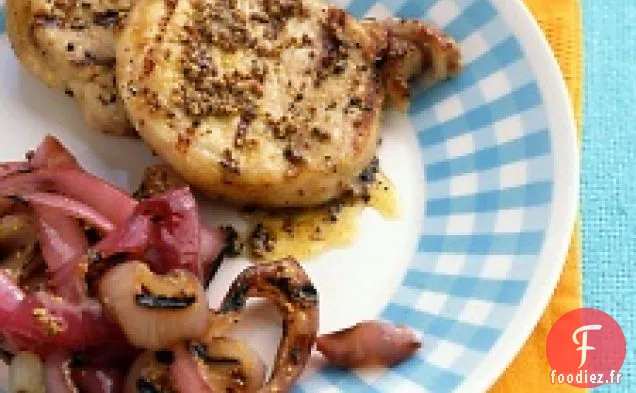 Côtelettes Et Oignons De Porc Enrobés De Moutarde
