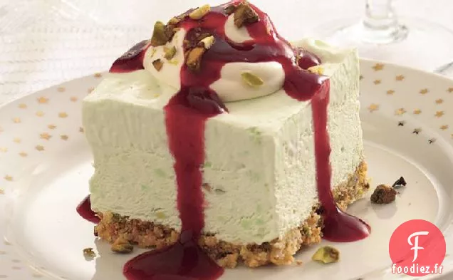 Dessert à la Crème de Pistache Congelée avec Sauce aux Framboises Rubis