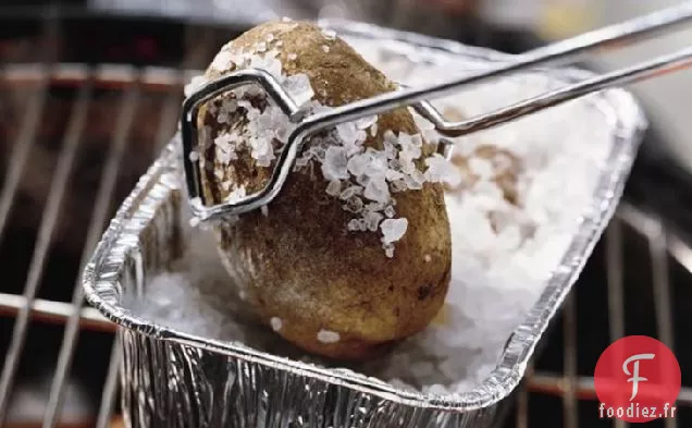 Pommes de terre au four sur le gril