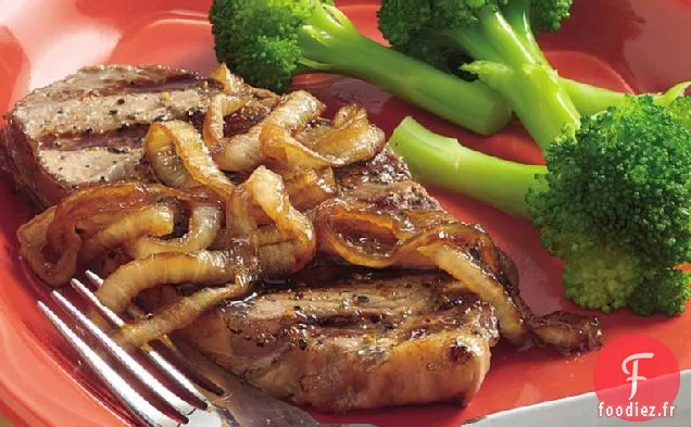 Steaks Grillés au Poivre et Oignons Caramélisés