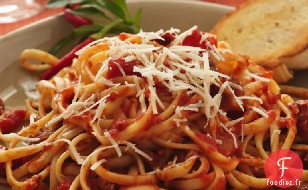Linguine aux Oignons Caramélisés et Sauce Tomate en Colère