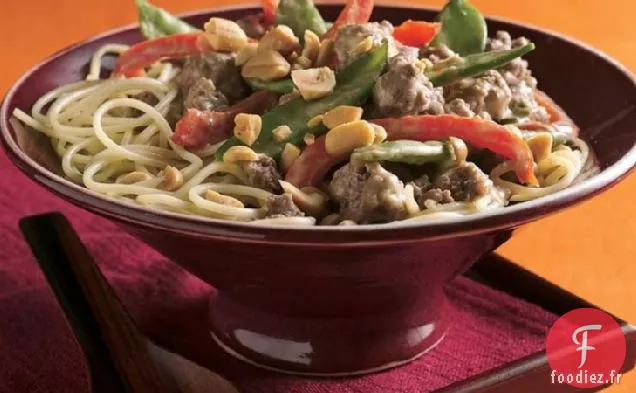 Boeuf Thaï aux Arachides et Gousses de Pois Sur des Nouilles