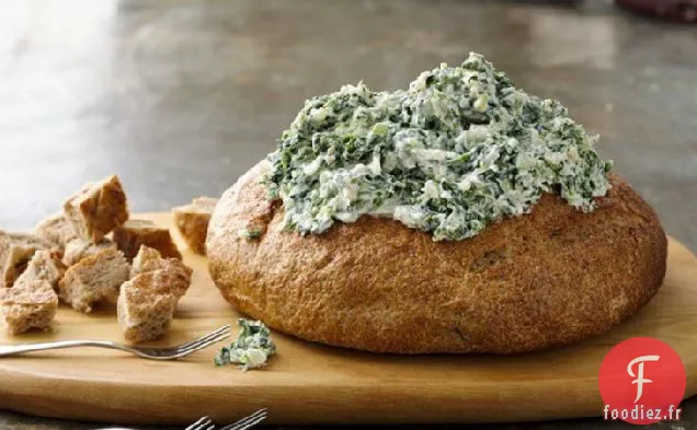 Trempette aux épinards Sains dans un bol à pain
