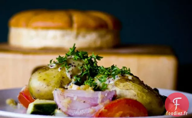 Pommes de Terre Entières Cuites au Four Avec Légumes d'été