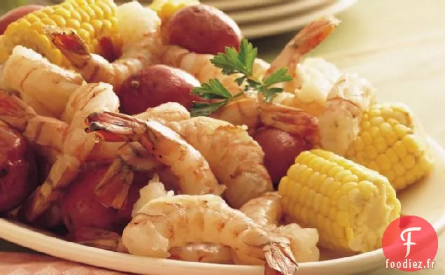 Ébullition de Crevettes, de Maïs Sucré et de Pommes de Terre Neuves