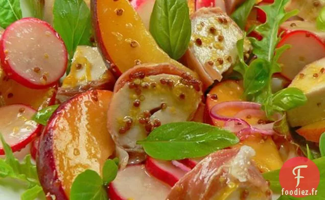 Salade De Poulet, Nectarine Et Radis Avec Vinaigrette À La Moutarde