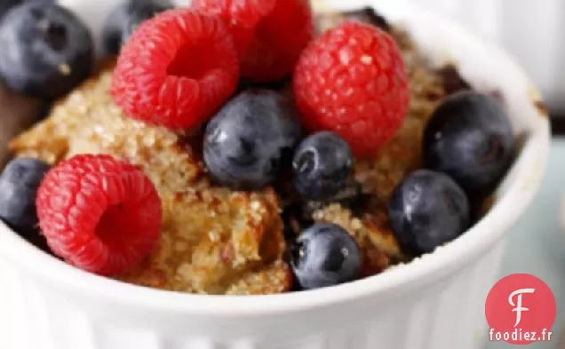 Pouding au Pain Brioché aux Baies avec Sauce à la Vanille