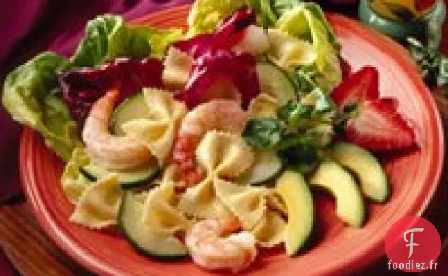 Salade De Pâtes Aux Crevettes Avec Salsa De Fruits Frais