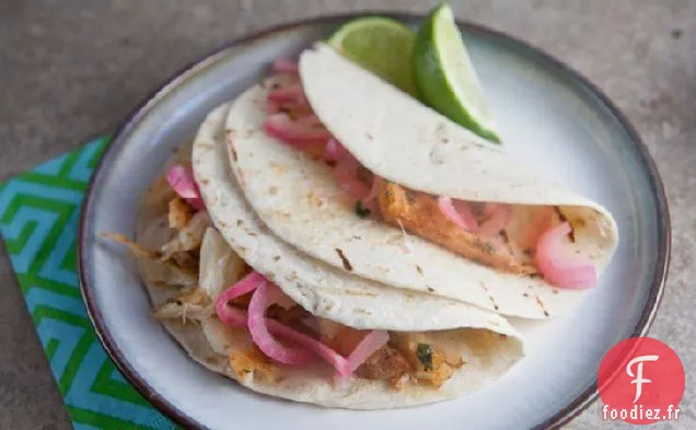 Tacos de Poisson Grillé aux Oignons Marinés Épicés