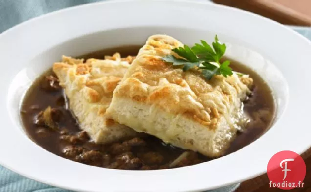 Soupe au Bœuf et à l'Oignon avec Croûtons de Biscuits au Fromage