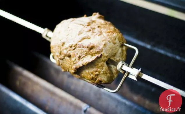 Rôti Rond En Croûte De Moutarde Sur La Rôtissoire