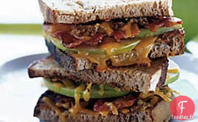 Cheddar, Bacon et Pomme à la Moutarde sur Pain de Blé de campagne