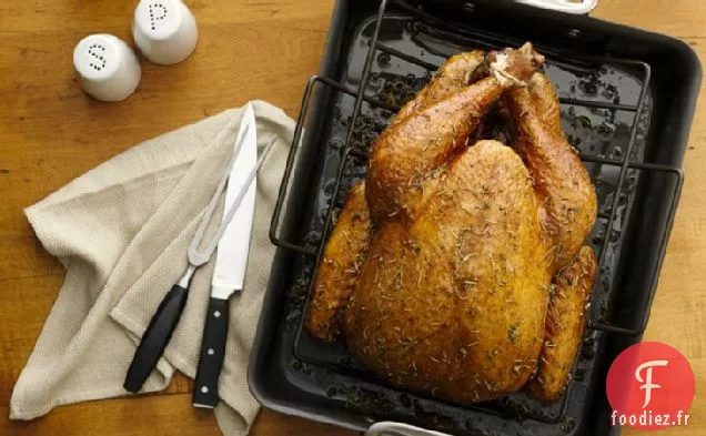 Dinde Rôtie Parfumée aux Herbes avec Farce au Pain de Maïs