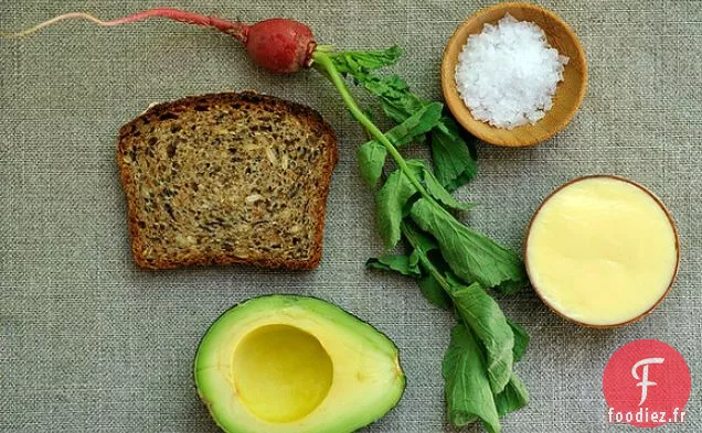 Tartine À La Mayonnaise À La Moutarde Et Purée D'Avocat Et Radis Avec