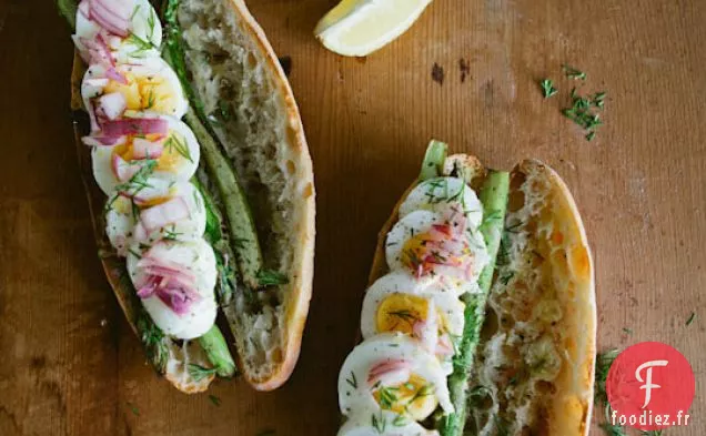 Œuf à la Coque, Asperges Poêlées et Oignons Marinés