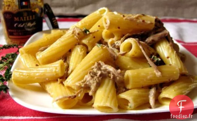 Rigatoni Au Porc Râpé À La Sauce À La Crème De Moutarde