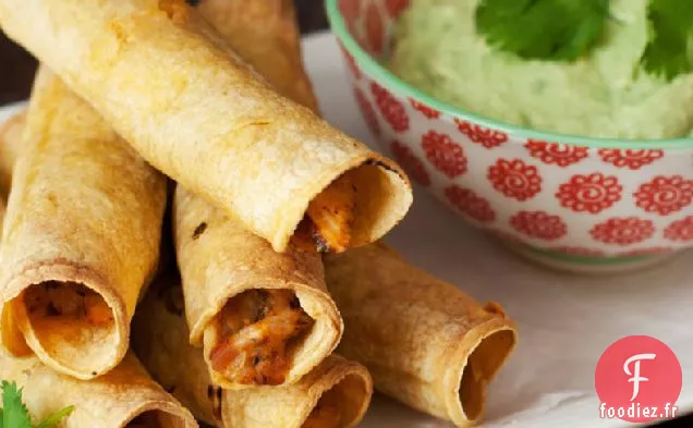 Taquitos de Poulet au Four avec Piments Verts et Trempette au Yogourt à l'Avocat