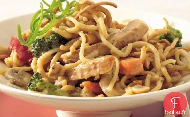 Casserole de Poulet Asiatique Épicée et de Nouilles