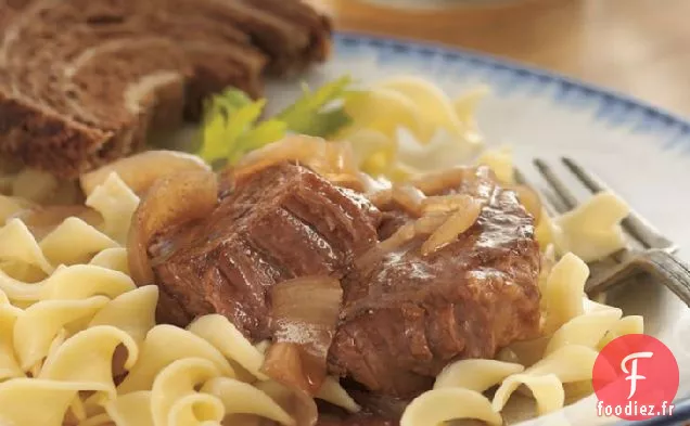 Steak Rond à la Bavaroise à la Mijoteuse avec Oignons Rouges et Nouilles
