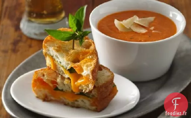 Soupe Crémeuse aux Tomates avec Sandwichs au Cheddar Grillé et au Basilic
