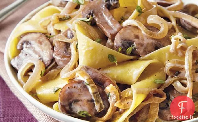 Pâtes à la Sauce Crémeuse aux Herbes et aux Champignons