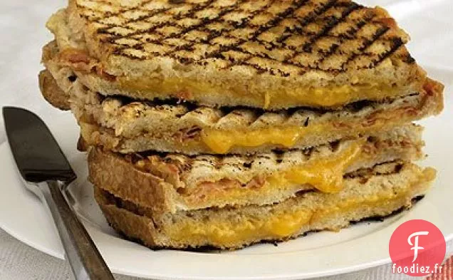 Panini Au Fromage Cheddar Grillé Avec Pancetta Et Moutarde Chaude