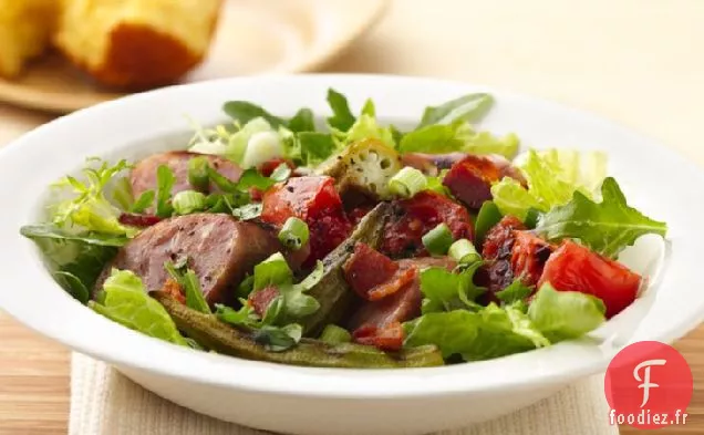 Salade de Gombo à la Saucisse Grillée et aux Tomates