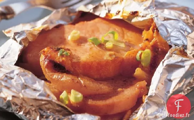 Paquets de Patates Douces et de Feuilles de Porc Grillées à la Pêche