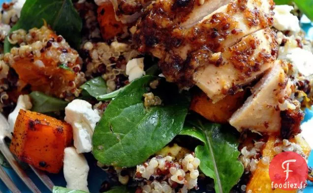 Poulet En Croûte De Moutarde Sur Salade De Quinoa Et Potiron Rôti