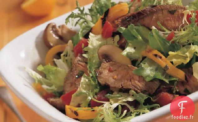 Salade de Steak avec Vinaigrette à l'Ail Épicée