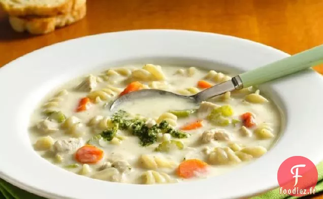 Soupe Crémeuse de Nouilles au Poulet avec Filet de Pesto