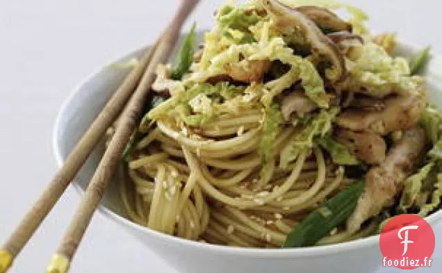 Sauté De Poulet Au Gingembre Et À L'Ail Avec Nouilles Au Soja Et Au sésame