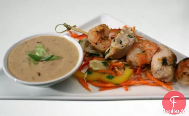 Satay de Poulet et Crevettes avec Sauce aux Arachides et Noix de Coco et Salade de Légumes Frais